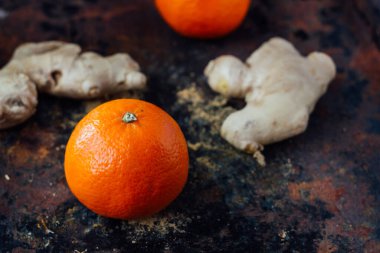 Siyah kırsal yüzeyde turuncu ve zencefil kökü.