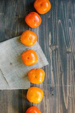 Kahverengi ahşap masadaki hurma yılanının üst görüntüsü.