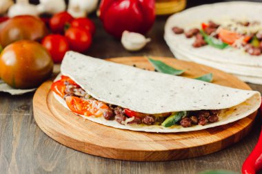 Geleneksel Meksika Quesadilla 'sı. Vejetaryenler için lezzetli yemekler.