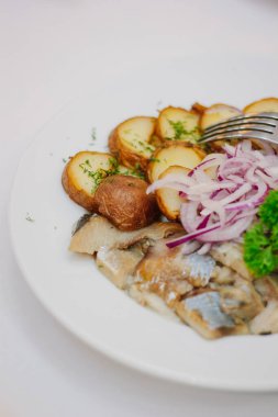 Yemek büfesinde yemek servisi..