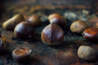 Siyah kırsal yüzeyde taze organik kestaneler