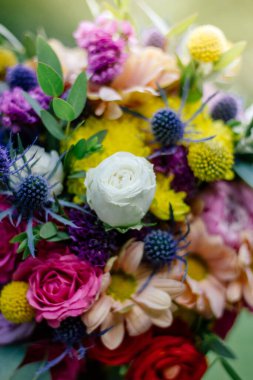 Güzel çiçekli güzel bir düğün buketi.