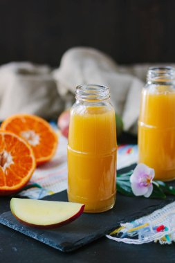 Mango ve portakaldan yapılmış güzel bir tropikal smoothie..