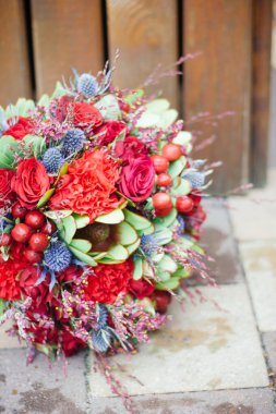 Zeminde ahşap kaplamalı düğün buketi.