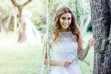 Parkta salıncakta sallanan güzel gelin