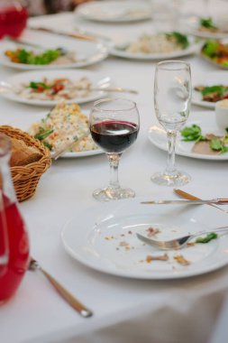 Yemek artığı yemek servisi sırasında tabakta.