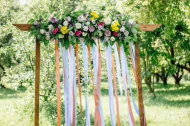 Güzel bir düğün kemeri ve yaz günü ormanda çiçekler.