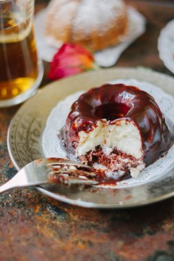 Tabakta çatallı vejetaryen zephyr, yemeye hazır..