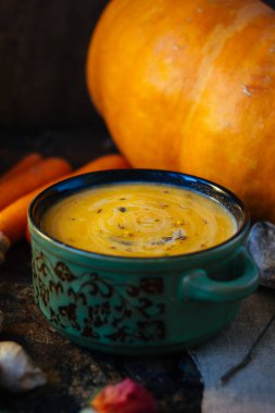 Zencefilli çorba, sebzeli ve siyah baharatlı..