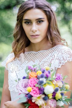 Ormanda beyaz gelinlikli genç bayan..