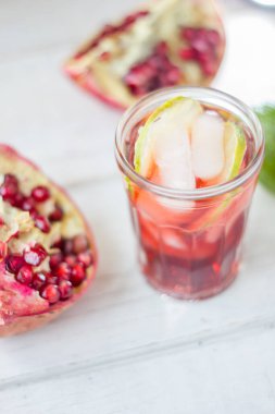 Limonlu ve buzlu nar limonatasının en üst görüntüsü..