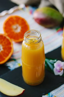 Taze mango ve portakal suyu.