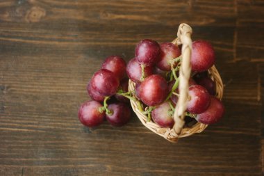 Kırmızı üzümlerle dolu sepetin üst görüntüsü