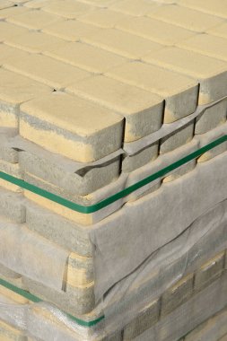 Piyasadaki kaldırım taşları. Paving mağazası. Paletler üzerindeki kaldırım taşı