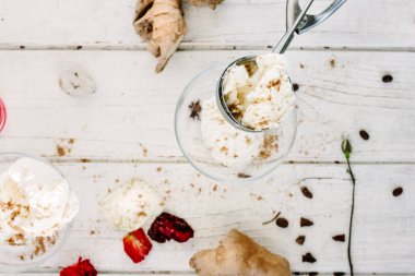 Lezzetli yaz tatlısı. Beyaz üzerine zencefilli dondurma..