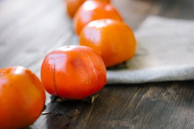 Tahta yüzeyde olgun hurmalardan yapılmış hurma yılanı..