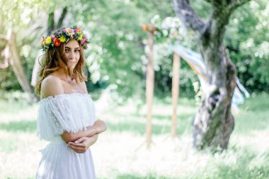 Düğün geçmişi. Gelinlik içinde, saçlarında çiçek çelengi olan gelin.