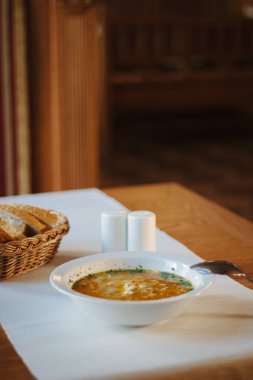 Restoran masasında sebze çorbası.