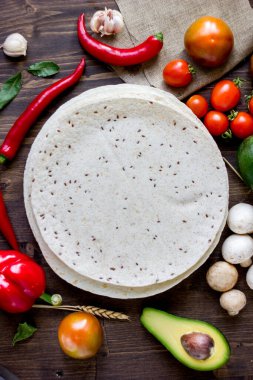 Tortilla - Tahta masada sebzeli mısır ekmeği