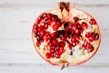 İkiye bölünmüş nar meyvelerinin üst görünümü