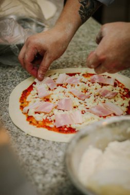 İtalyan pizzacısının mutfağında pizza hazırlıyorum.