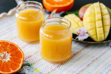 Mango ve portakal arınma suyu taze meyvelerden yapılır.