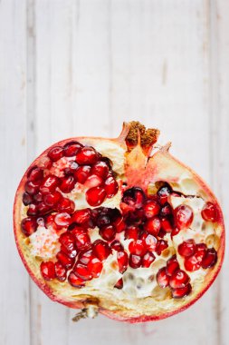 İkiye bölünmüş nar meyvelerinin üst görünümü