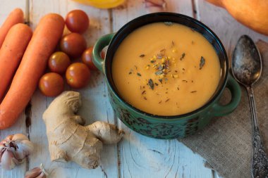 Zencefil ve baharatlı vejetaryen kremalı çorba.