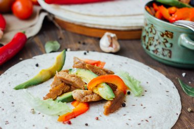 Vejetaryen fajitalar - geleneksel Meksika yemekleri tortilla ekmeği listesinde