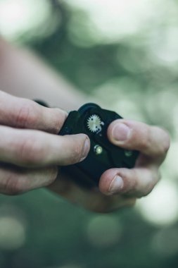 Fotoğrafçı film formatını arkaya yüklüyor.