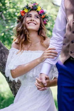 Gelinlikli gelin büyük ağacın yanında..