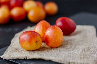 Bir parça turuncu ve kırmızı erikli tekstil