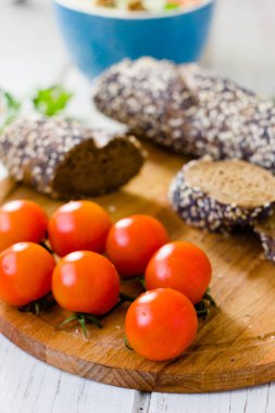 Tahtanın üzerinde kiraz domatesleri