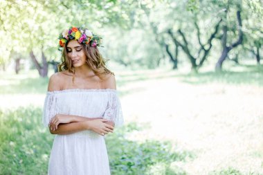 Düğün geçmişi. Gelinlik içinde, saçlarında çiçek çelengi olan gelin.