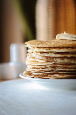 Rus restoranında yığınla krep var.