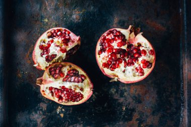 Nar aromalı meyve çeyrekliklerinin ve yarımların en üst görüntüsü