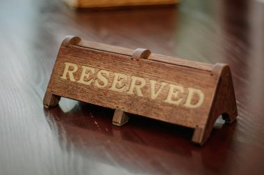 Restoranda ya da kafede rezervasyonlu bir tabak..