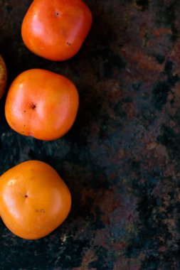 Siyah metal kırsal arka planda hurma meyveleri.