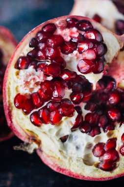 Olgun nar meyvesinin yarısı siyah üzerine.