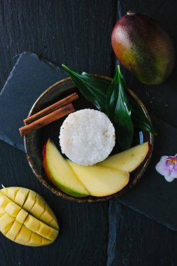 Mango manzarası ve seramik tabakta yapışkan pirinç