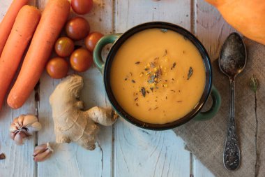 Beyaz yüzeyde zencefilli havuç kremalı çorba manzarası