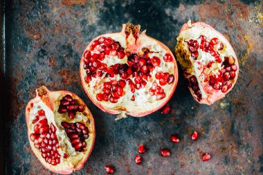 Siyah kırsal sularda nar meyvesi parçaları.