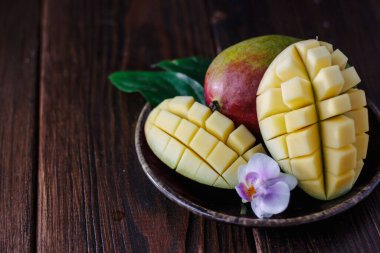 Mango meyveleri ahşap masa üzerinde sağlıklı gıda konsepti olarak..