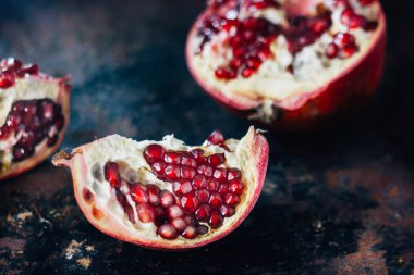 Siyah kırsal yüzeyde çeyrek nar meyvesi.