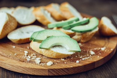 Taze avokadoyla kadeh kaldıralım. Olgun yeşil avokadoyla