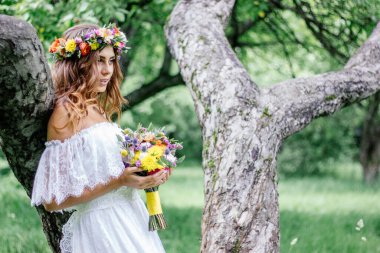 Düğün geçmişi. Gelinlik içinde, saçlarında çiçek çelengi olan gelin.