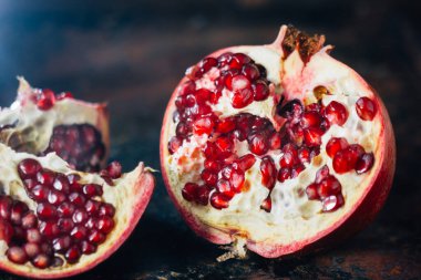 Olgun nar meyvesinin yarısı siyah üzerine.