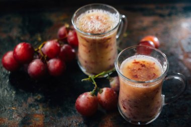 Black Metal tahtasının üzerinde üzüm suyu var..
