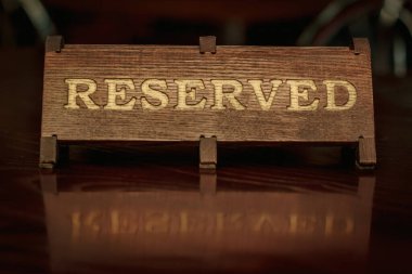 Restoranda ya da kafede rezervasyonlu bir tabak..