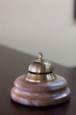 Otel resepsiyonundaki servis zili. Masadaki kapıcı alarmı için.